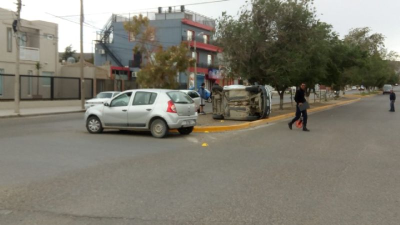 Tránsito en Comodoro: Volcó y su auto quedo en el medio del boulevard