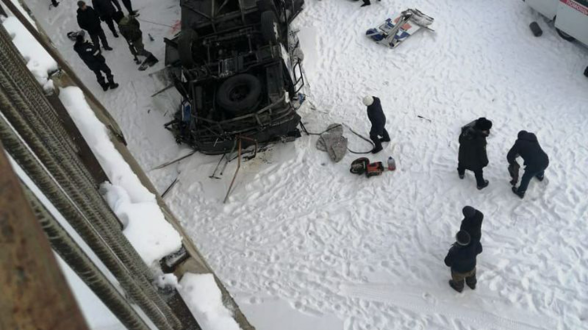 Tragedia en Rusia: Un micro cayó a un río congelado y murieron por lo menos 19 personas
