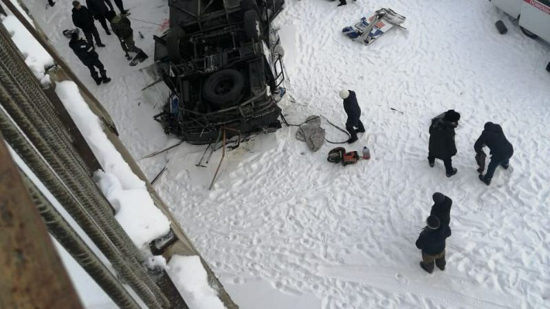 Tragedia en Rusia: Un micro cayó a un río congelado y murieron por lo menos 19 personas