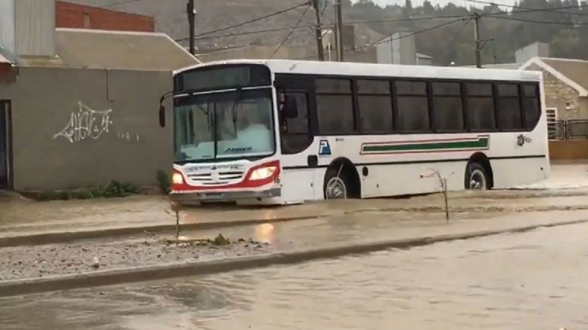 En Comodoro por las lluvias intensas hay lugares anegados y calles sin acceso