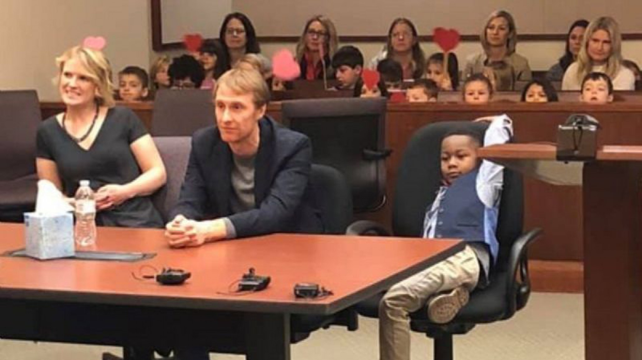 Adorable: un niño estadounidense invita a toda su clase del jardín a presenciar su adopción