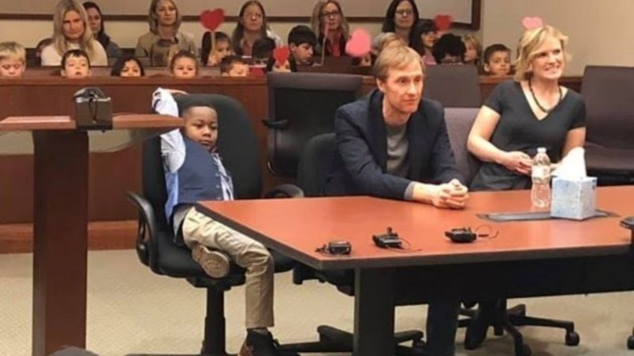 Tiene cinco años e invito a sus compañeros a su audiencia de adopción