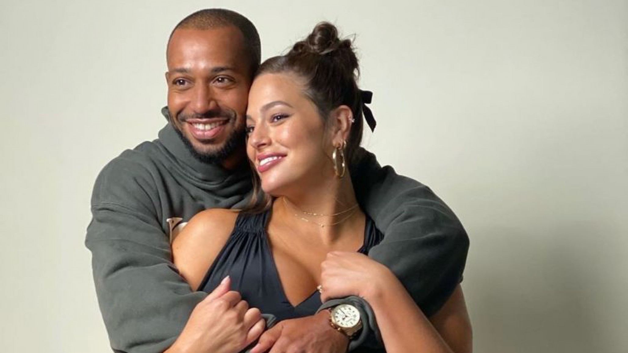 Ashley Graham la famosa modelo de tallas grandes exhibe su panza de embarazada