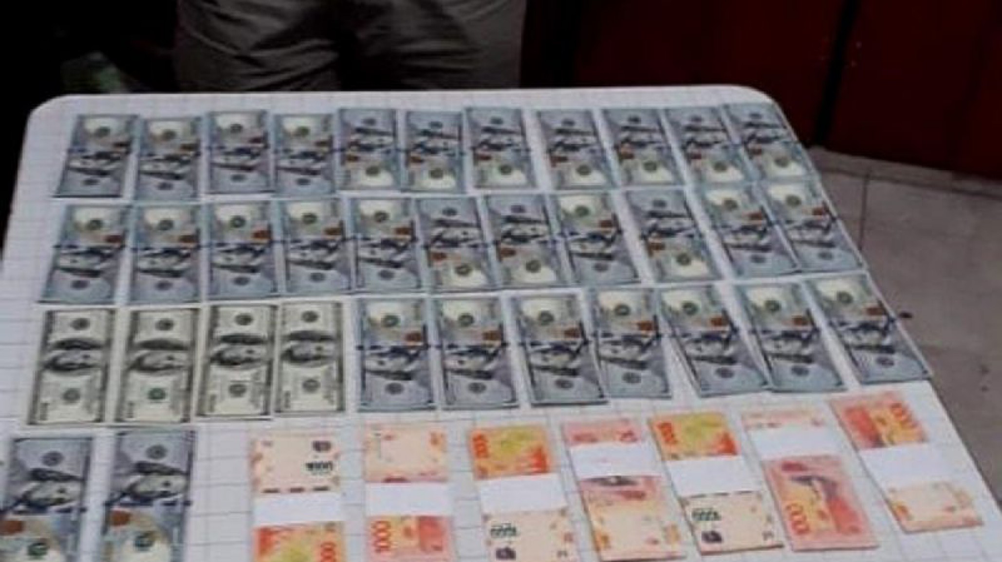 Denunció a su empleada de robarle $250.000 pero luego los encontró guardados en una valija