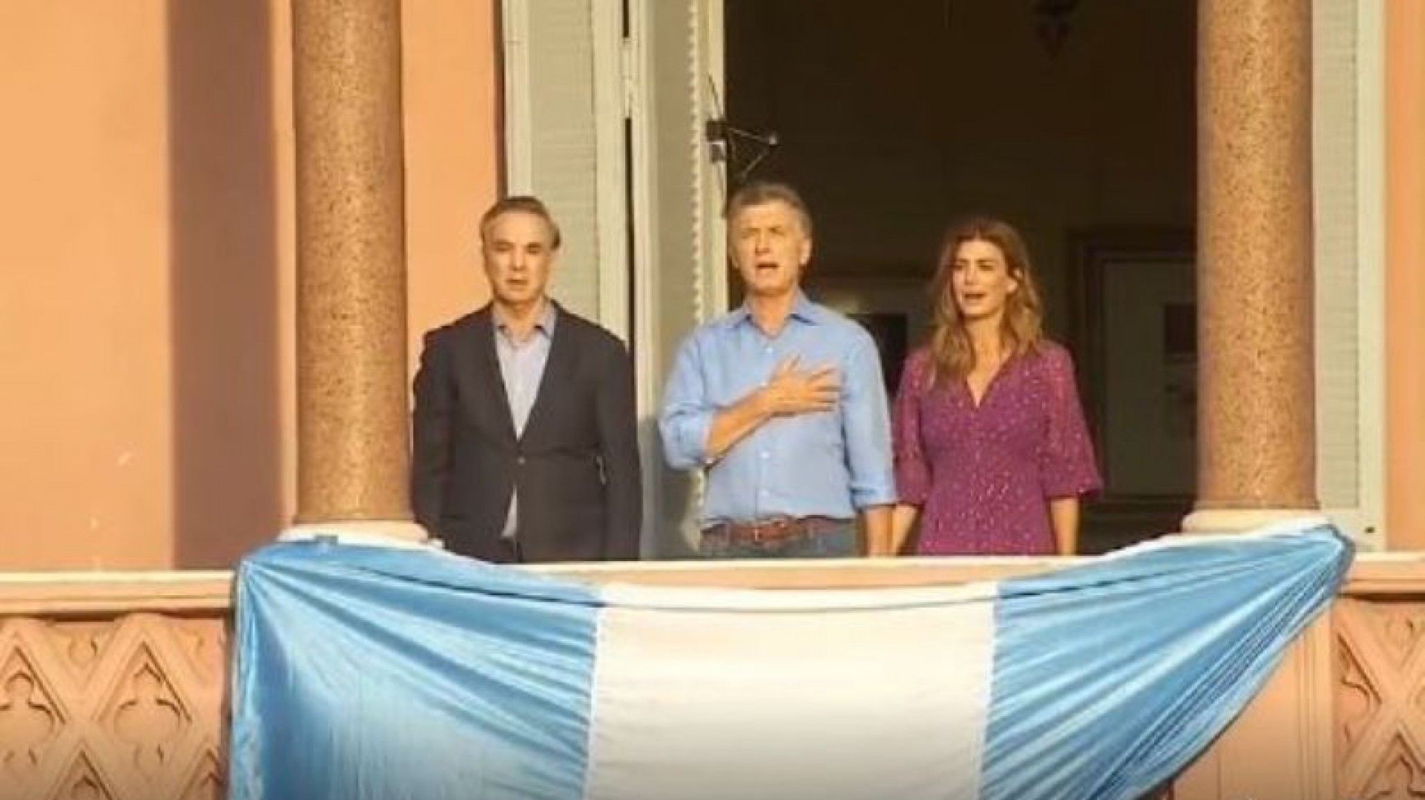 7D: Macri se despide y saluda a la gente desde el balcón