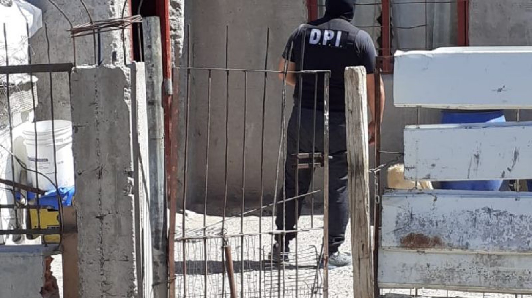 Allanamiento en Trelew: Secuestraron un correaje completo con pistolera y portacargador