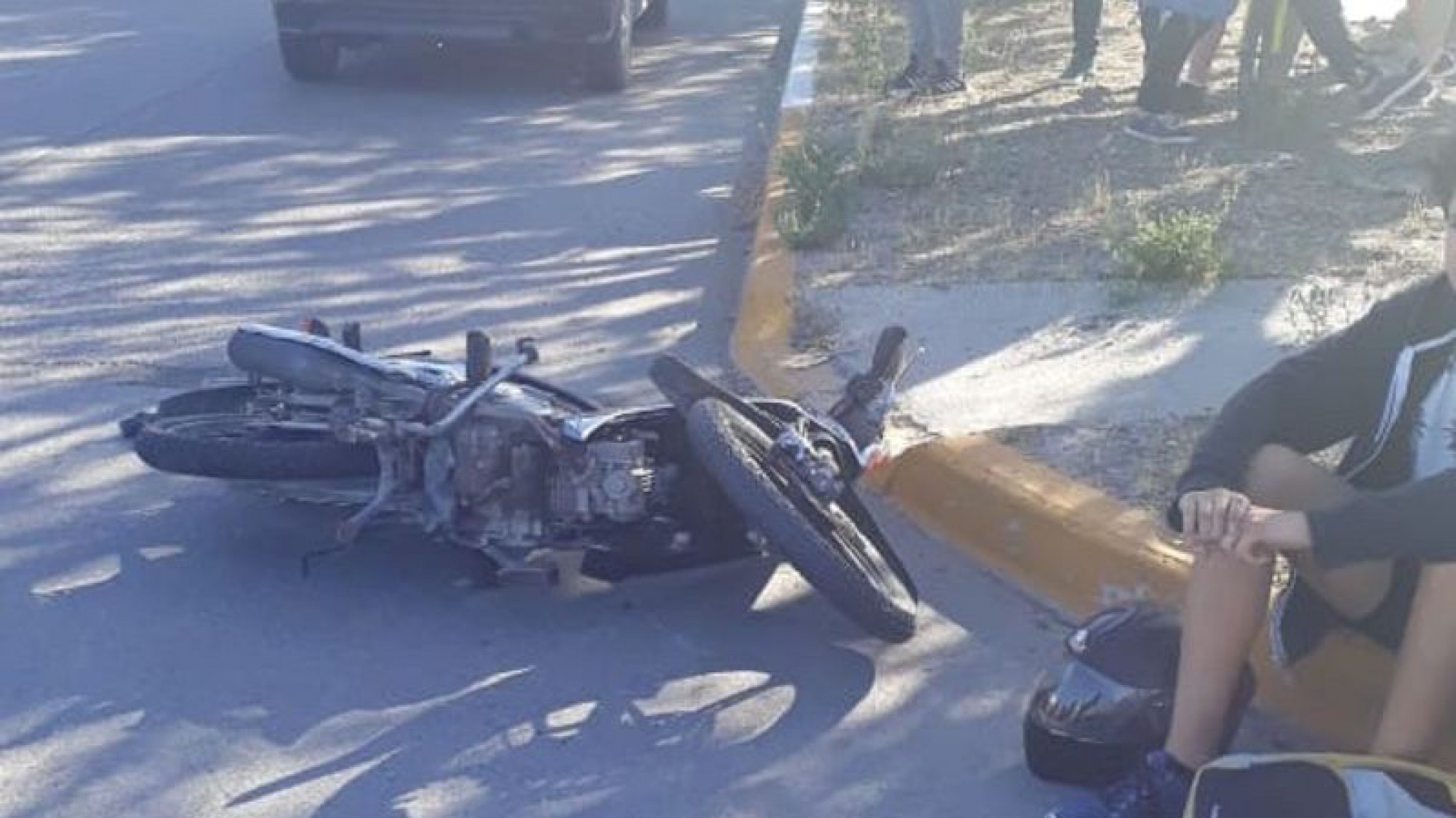 Choque entre una motocicleta y un automóvil en Trelew: un menor fue hospitalizado