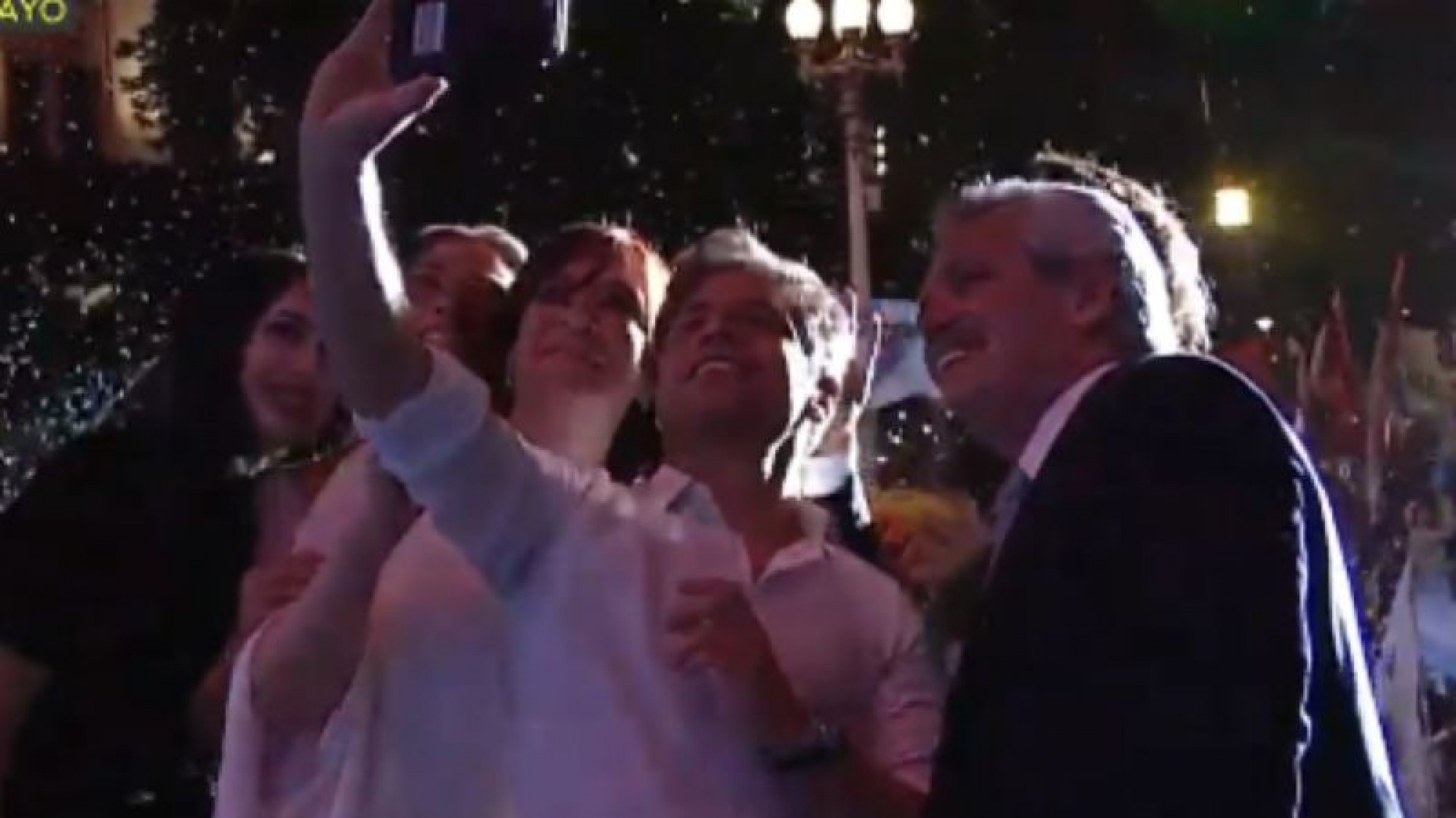 Siguen los festejos: Axel Kicillof y la selfie con Alberto, Cristina, Estanislao y su novia
