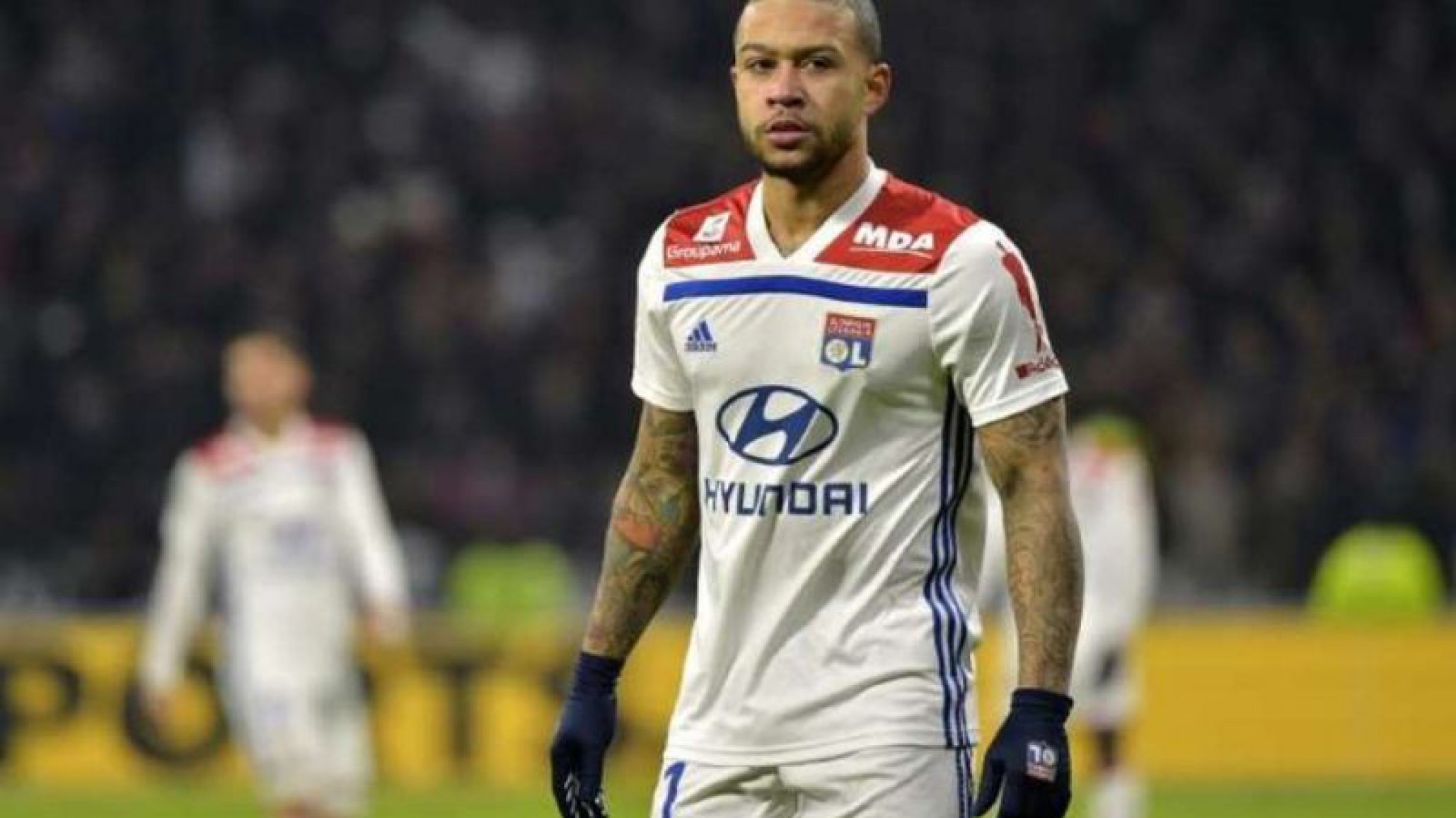 Después de la clasificación de su equipo, Memphis Depay encaró a un hincha neonazi dentro de la cancha