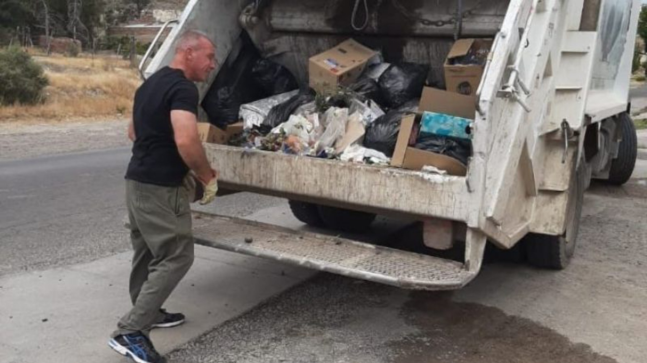 Ante un paro de recolección de residuos un Intendente salió a juntar la basura