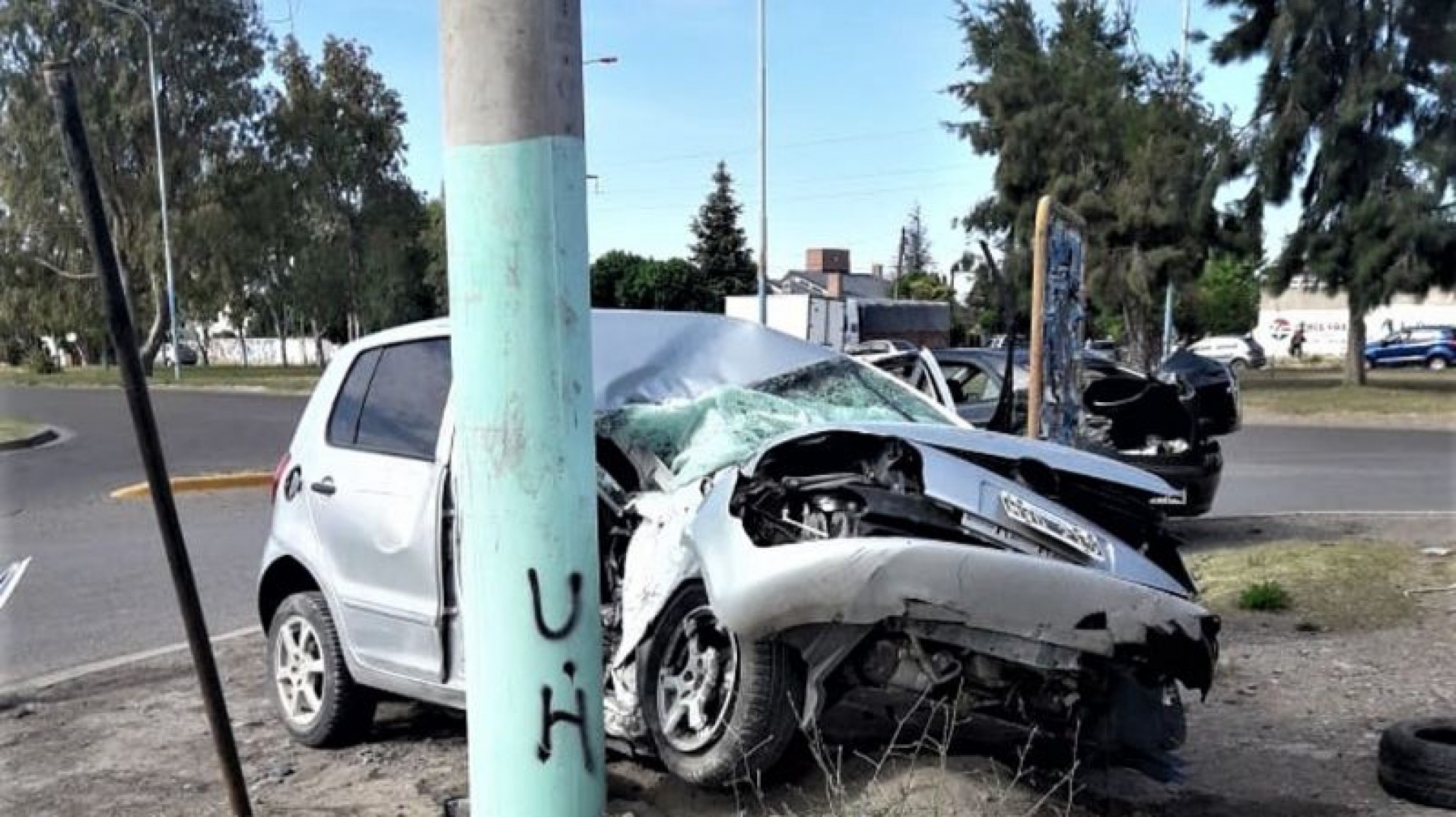 Un joven que manejaba un auto chocó contra otro vehículo y se incrustó en una palma de alambrado público