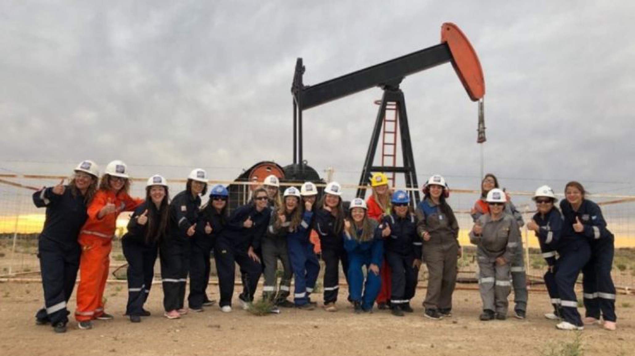 Día del Petróleo: Empleadas y parejas de petroleros hicieron un original festejo