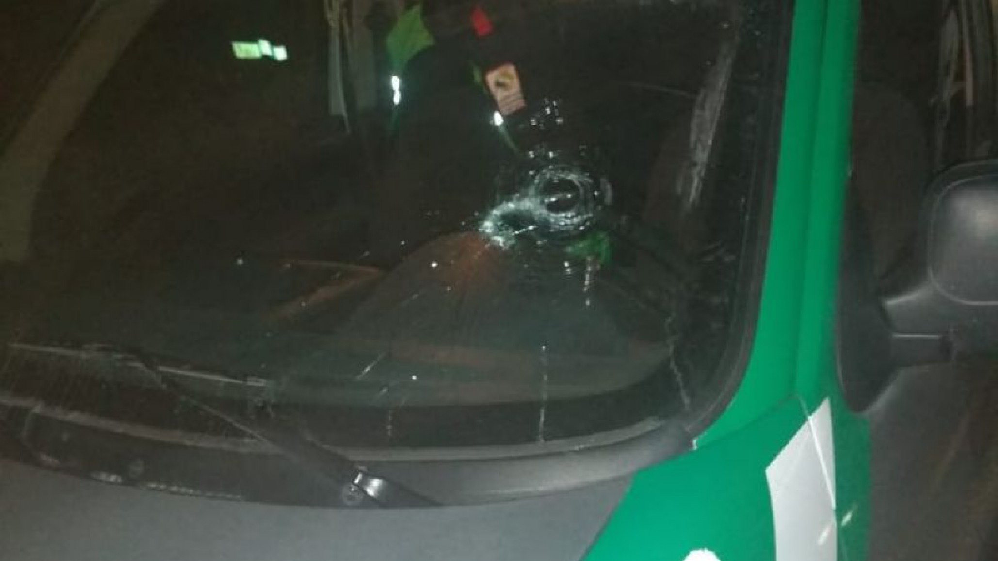 Apedrearon la camioneta de un empleado de Guardia Urbana de Trelew cuando estaba patrullando