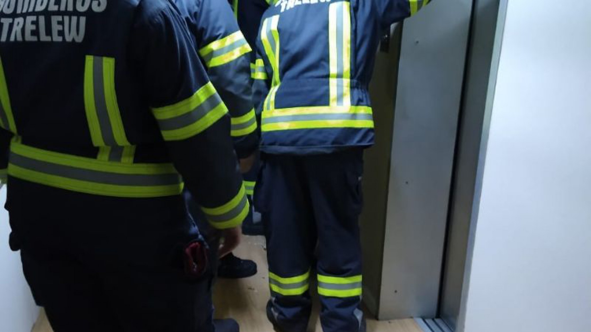 Bomberos rescataron a dos personas que se habían quedado atrapadas en el ascensor de un hotel de Trelew