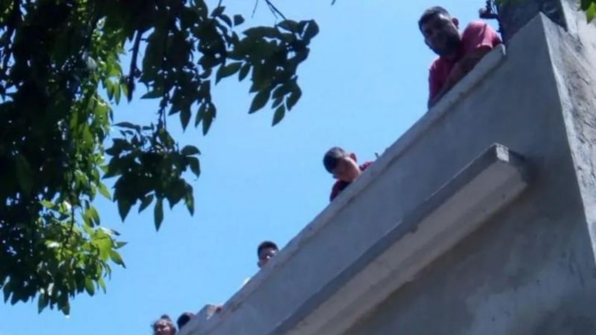 Albañil se atrincheró en una obra con su familia porque no le pagan por su trabajo
