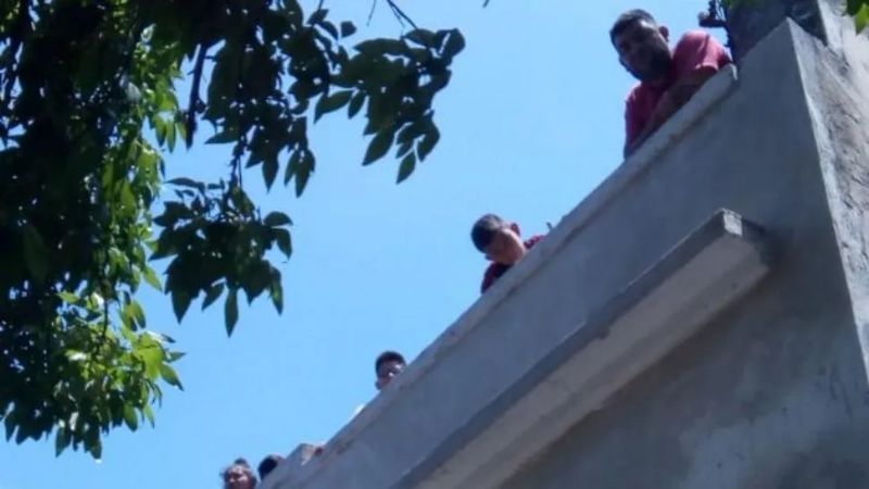 Albañil se atrincheró en una obra con su familia porque no le pagan por su trabajo