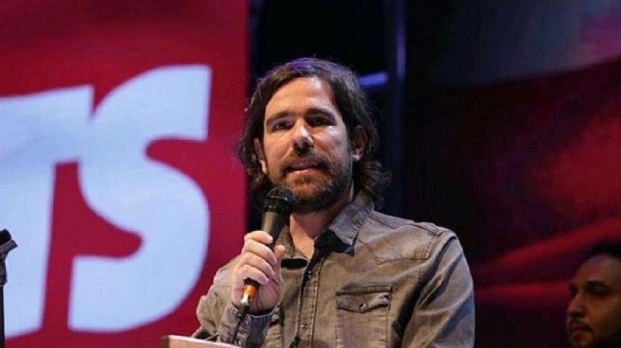 Nicolás del Caño pidió que los diputados cobren igual que un docente y es furor en las redes sociales