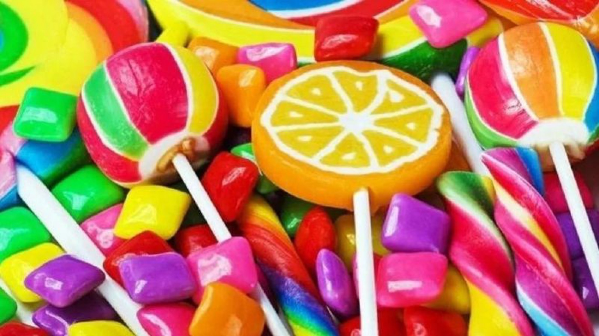 La ANMAT prohíbe de nuevo: una marca de golosinas y un agua