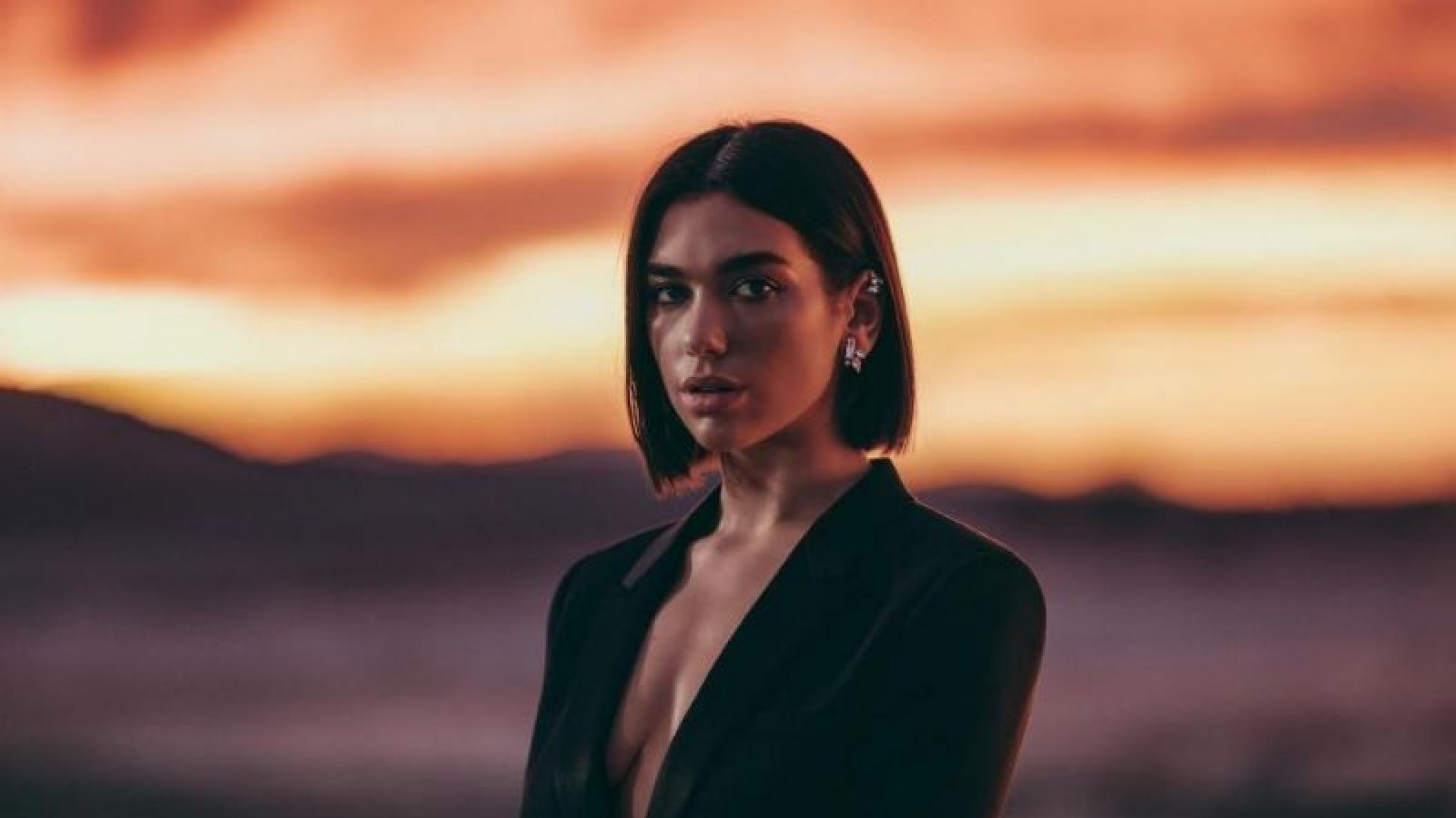 Dua Lipa brilló con un mini vestido que supera los 20 mil pesos