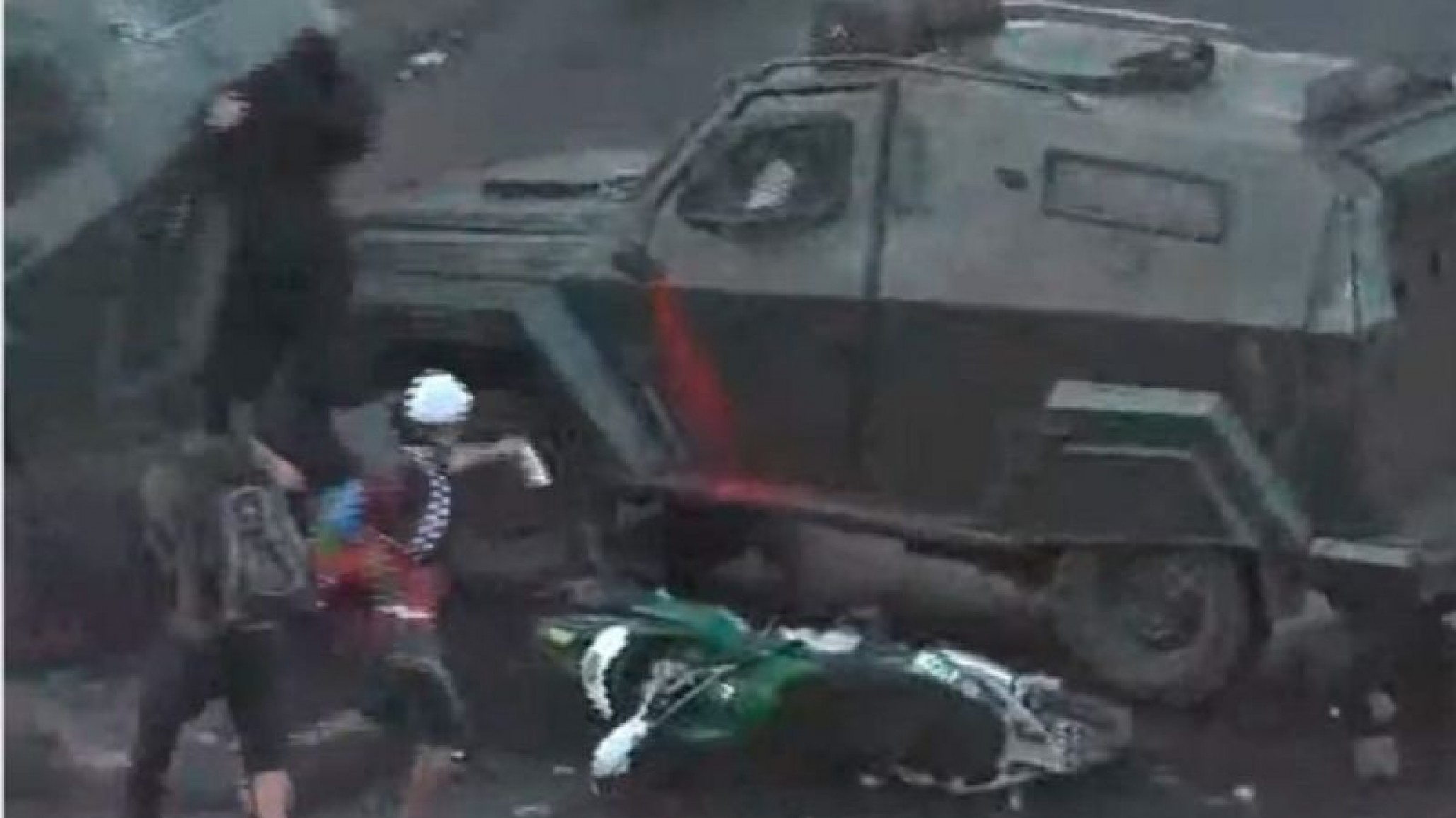 Chile: Brutal represión, un camión antidisturbios atropella por la espalda a un manifestante