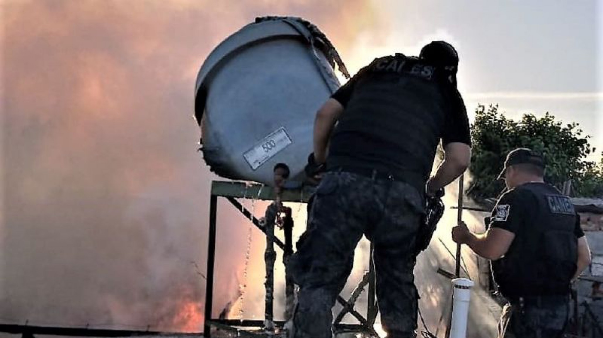 Vecinos y policías ayudaron a apagar un incendio en una casa de Trelew, había tres nenes solos