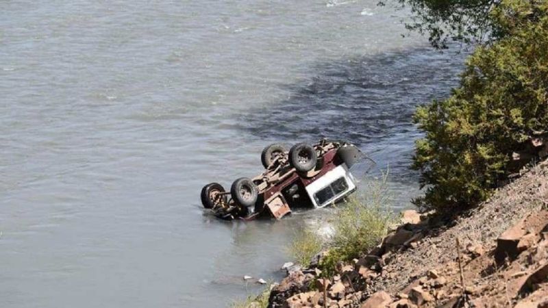 Neuquén: Un Jeep cayó por un barranco y quedó sumergido en el río, una persona perdió la vida y otra debió ser hospitalizada