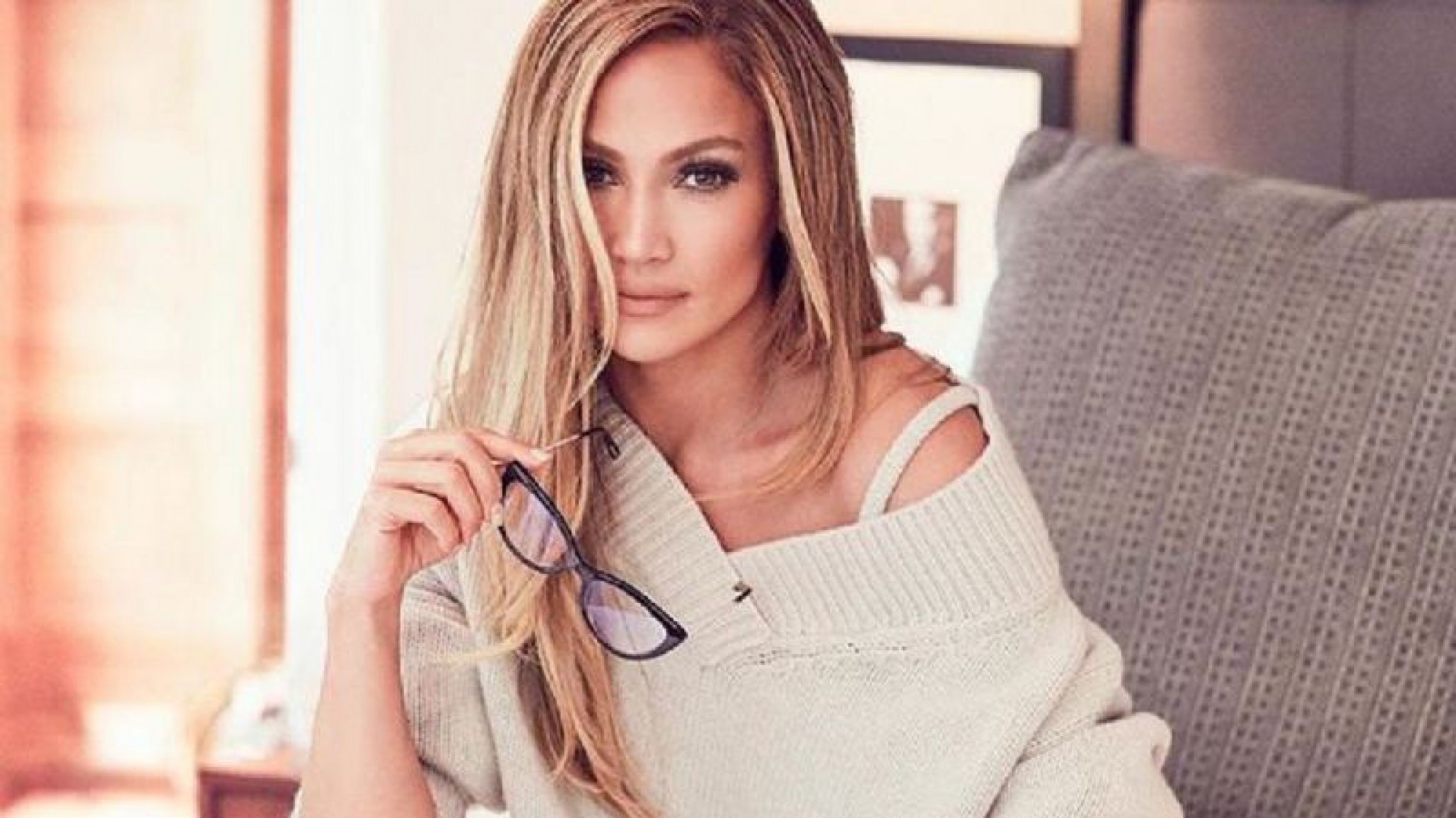 ¡Jennifer López y una Navidad al rojo vivo! Calza ajustada y crop top