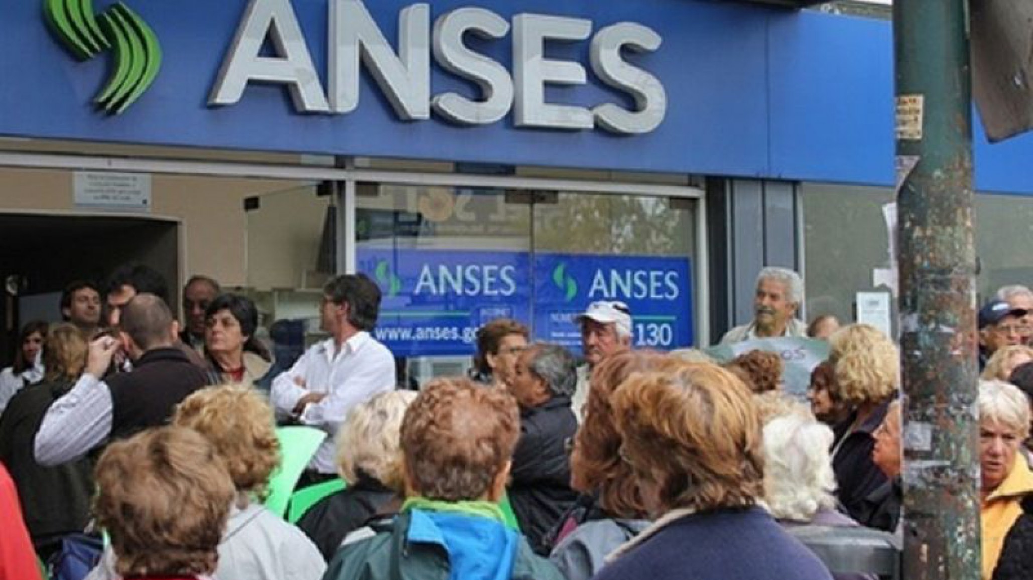 Hoy cobran el bono los jubilados y los beneficiarios de la AUH