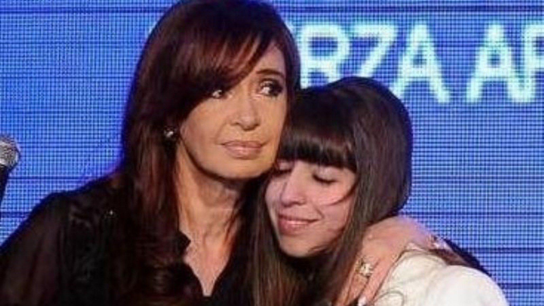 Gobierno desmiente a Clarín: Kirchner ”La presidenta del cuerpo pagó de su bolsillo el pasaje”