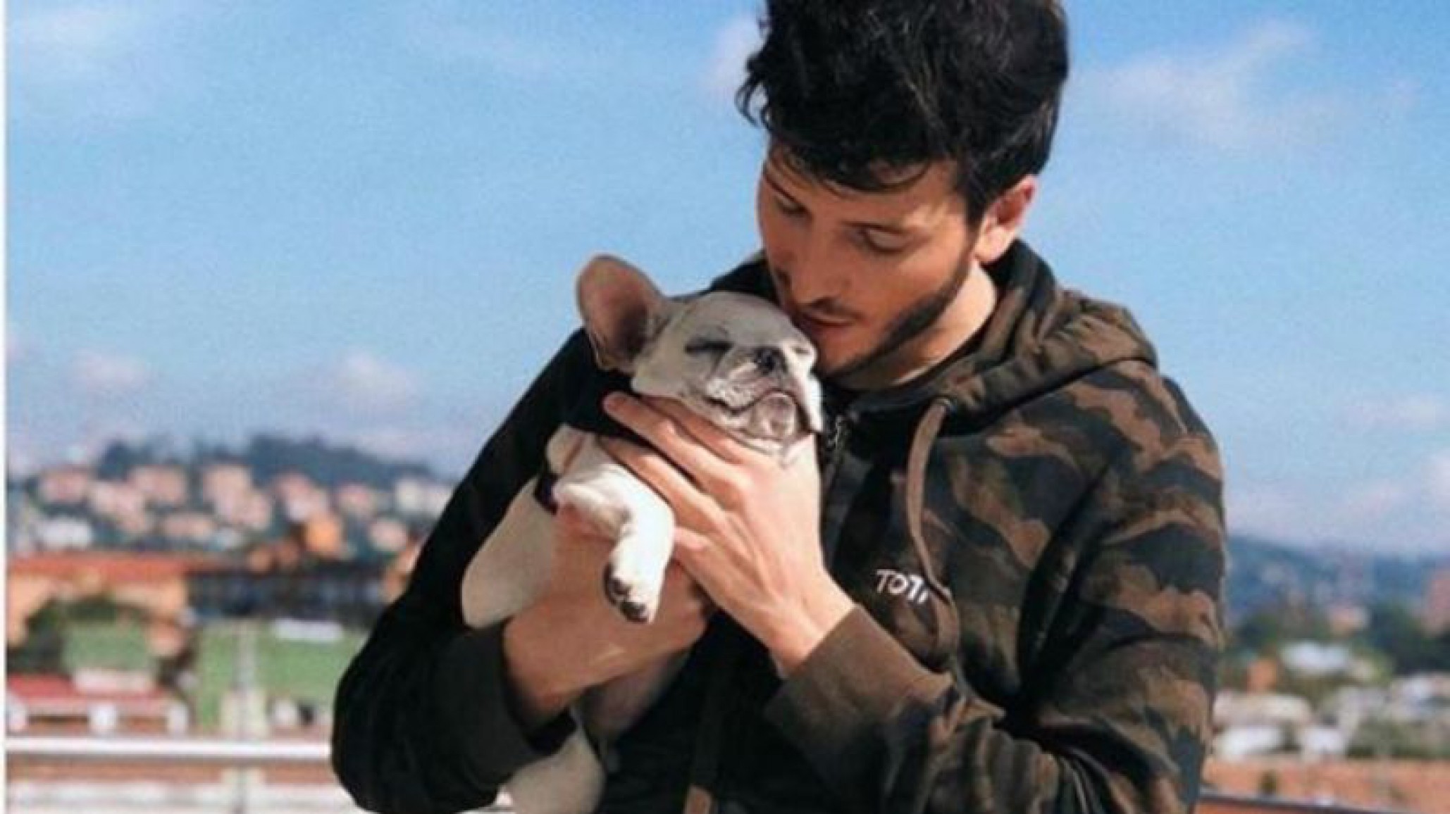 ¡Lo extorsiona con comida!: el desopilante video del perro de Sebastián Yatra