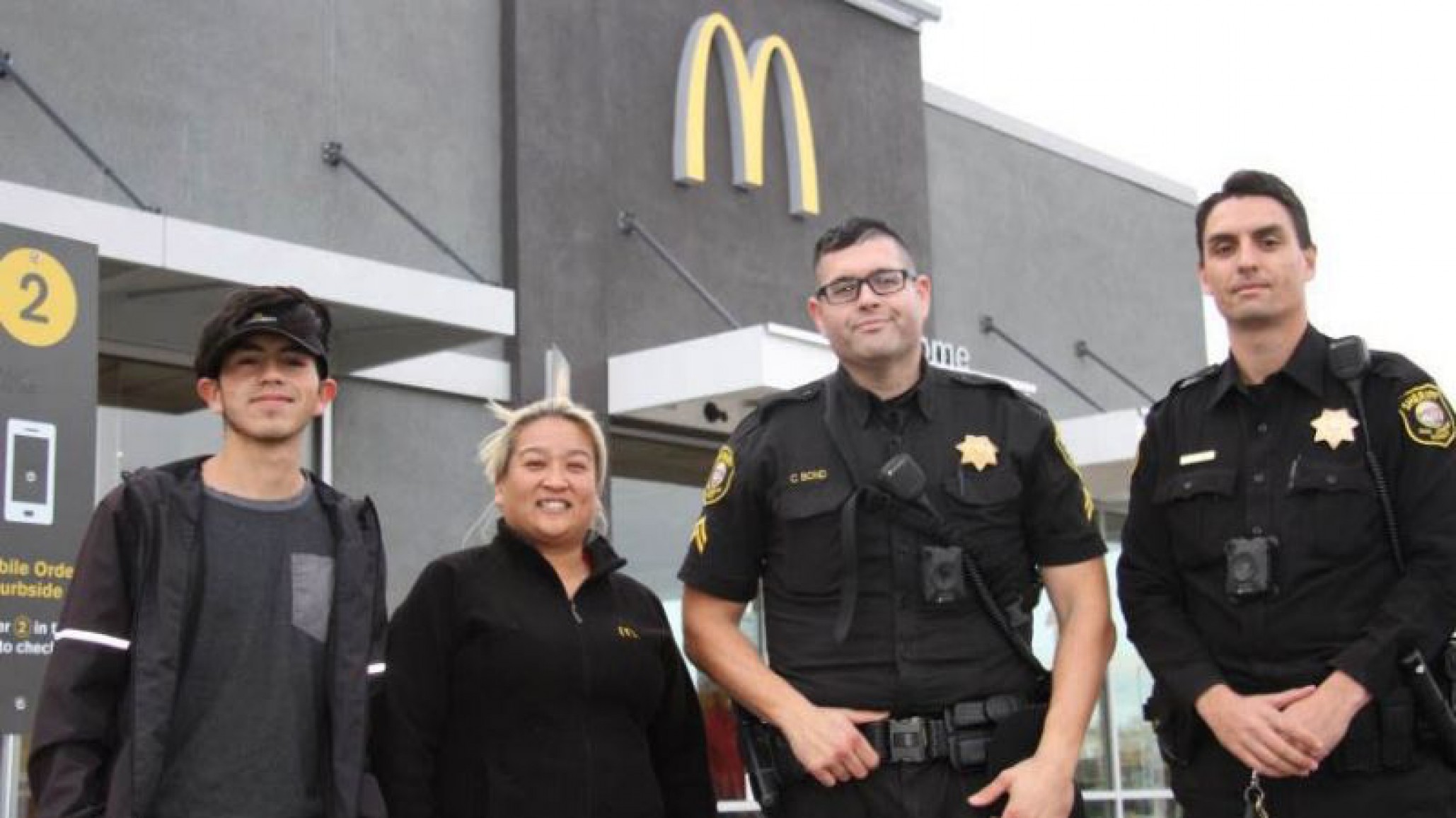 Mujer fue a un McDonald’s para hacer un pedido y leyeron sus labios que decían ”Ayuda”
