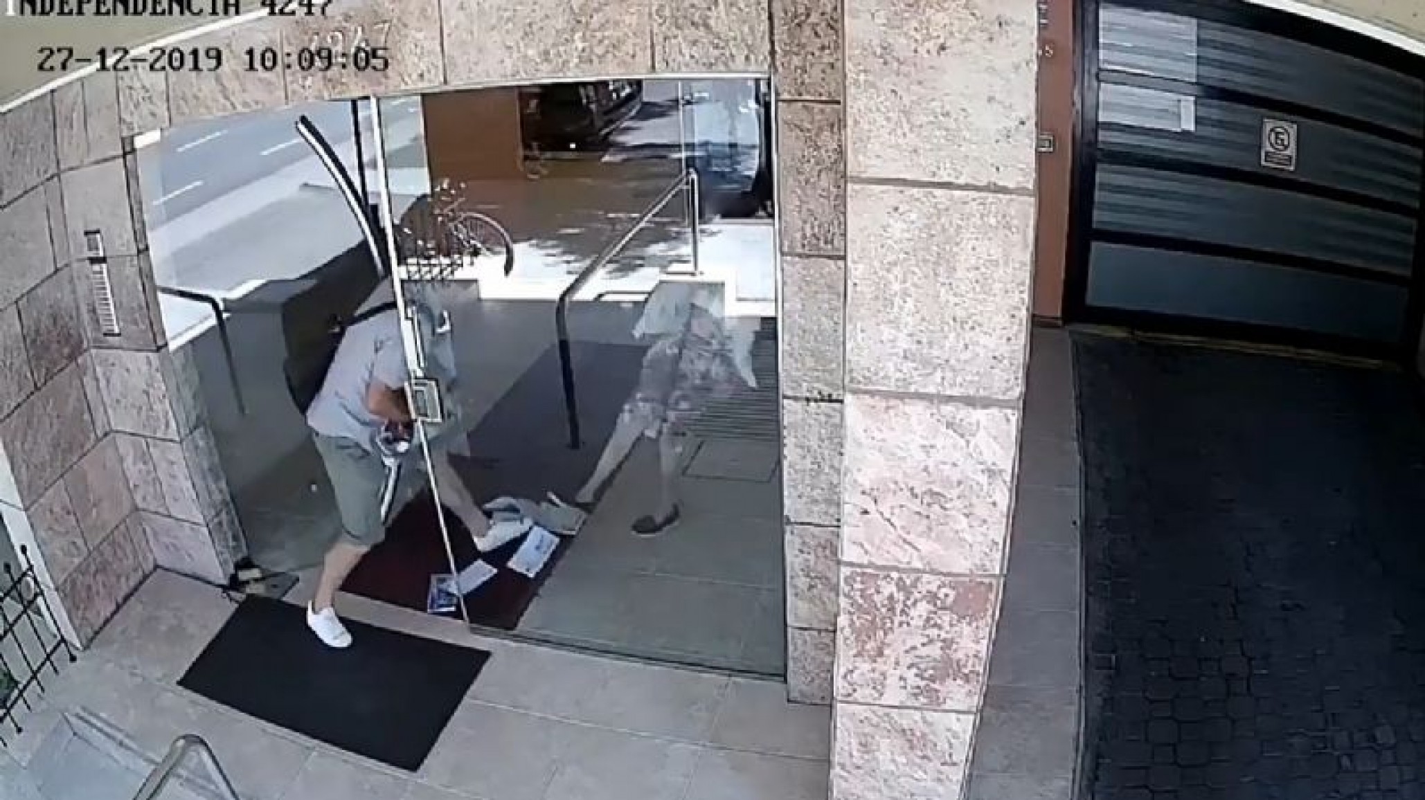 Indignante: Se hizo pasar por cartero y golpeó a una anciana para robarle $800