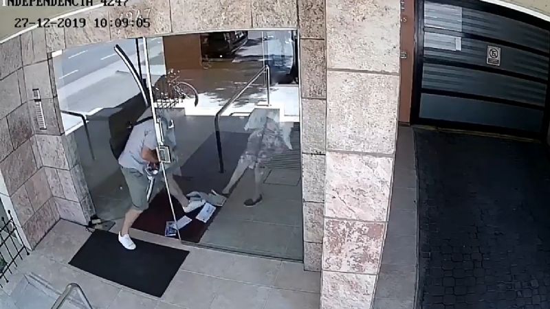 Indignante: Se hizo pasar por cartero y golpeó a una anciana para robarle $800