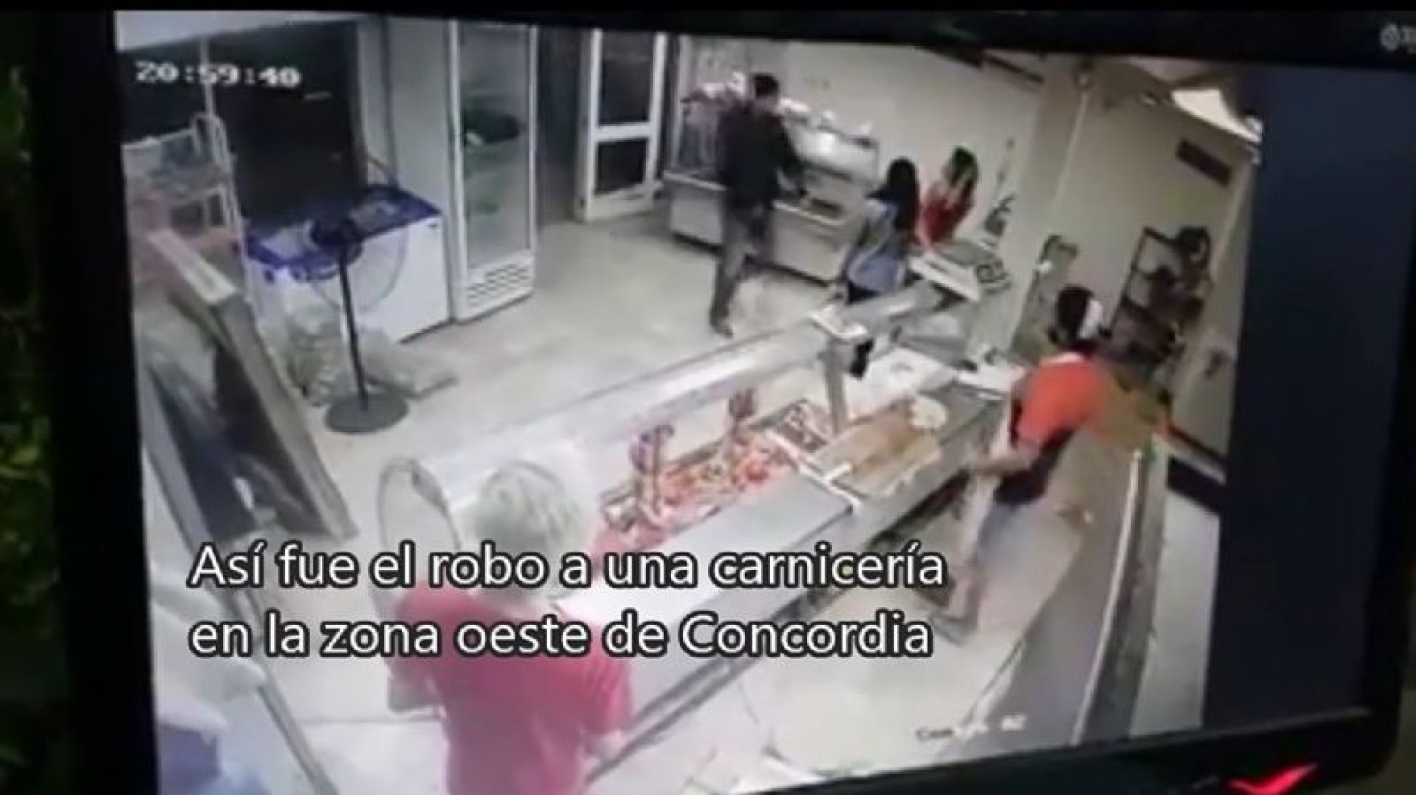 VIdeo: Entró a comprar a una carnicería y estaban en pleno asalto