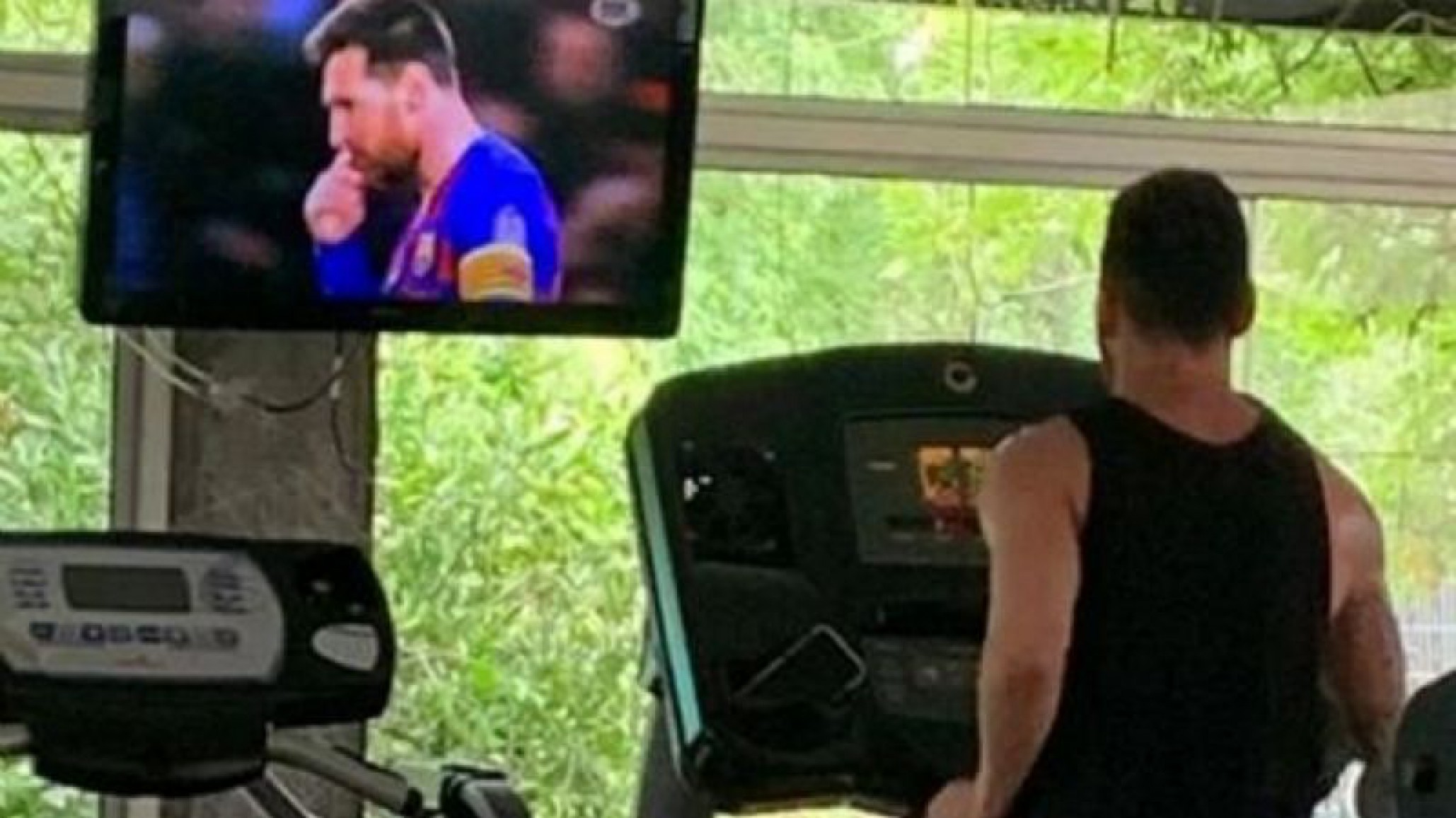 Subiendo un poco el autoestima: Messi entrenó viendo un especial de sus goles