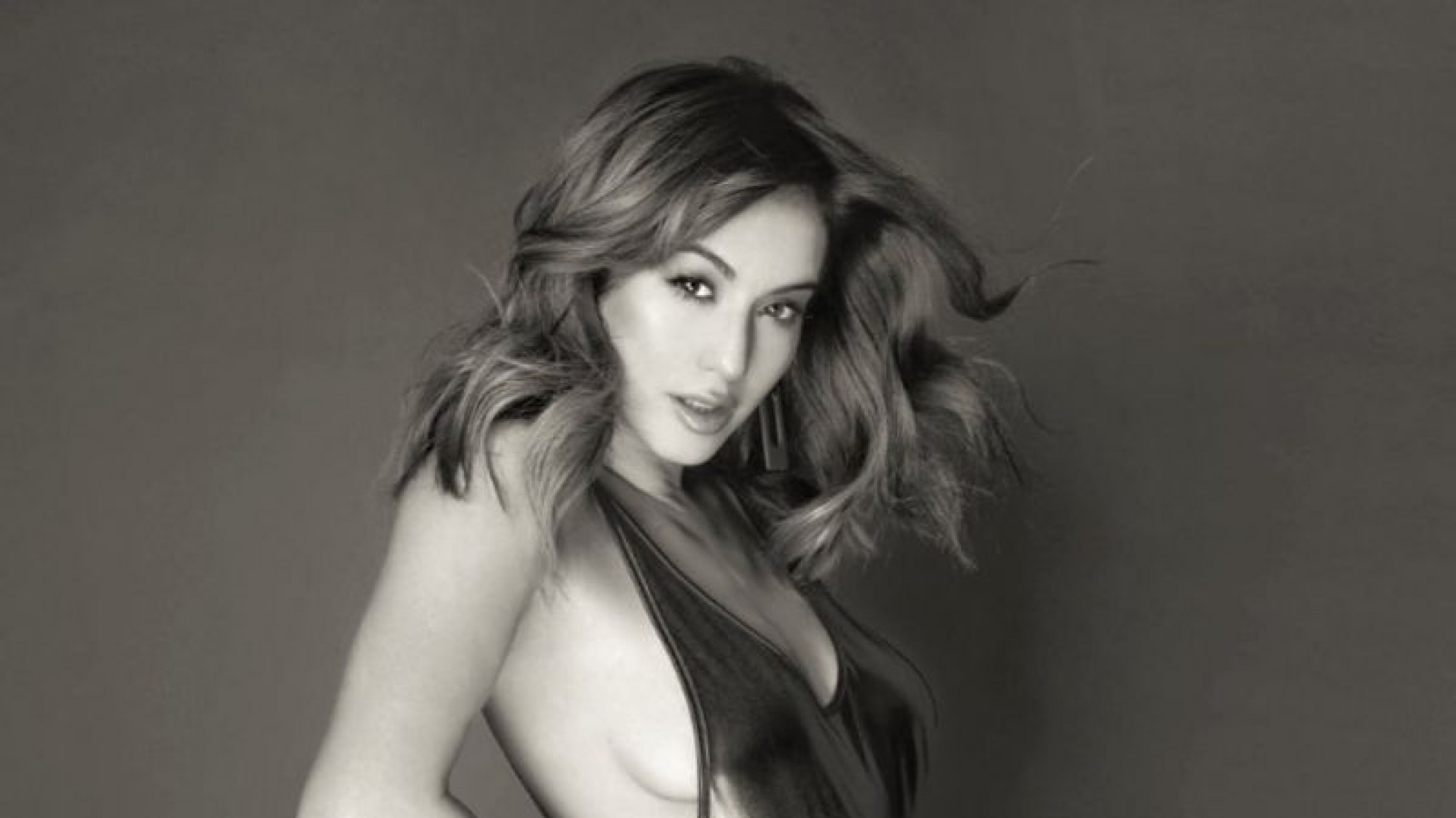 Flor Vigna posaba en la playa y ¡casi la ahogan!