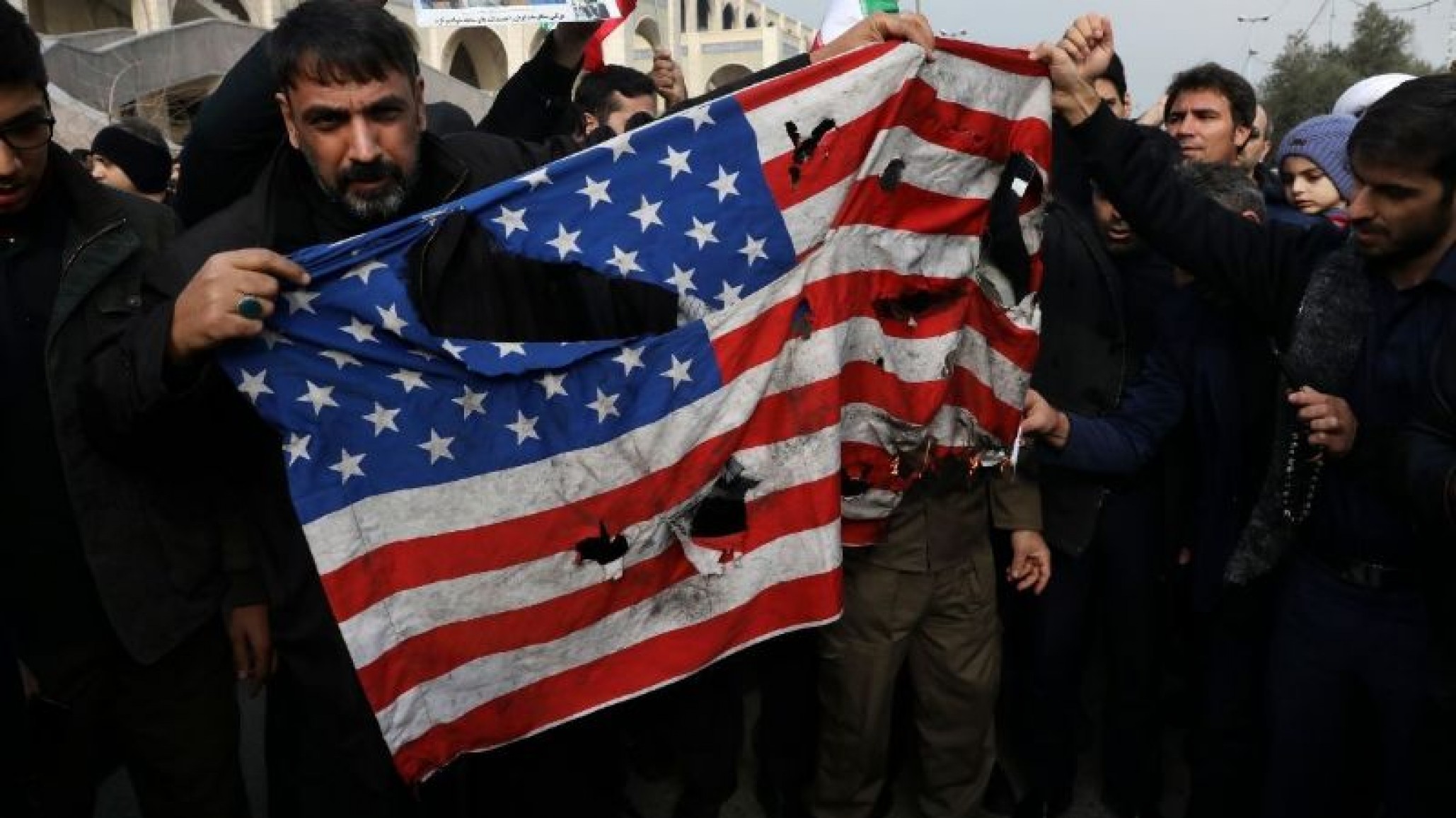 Estados Unidos efectúa un letal ataque aéreo contra una milicia respaldada por Irán, provocando la muerte de cinco personas