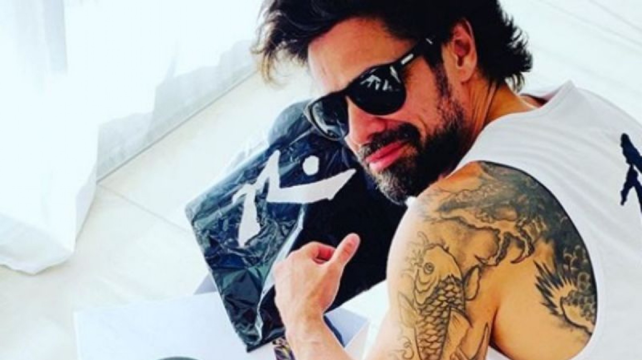 Luciano Castro a los abrazos en la playa ¡sin Sabrina Rojas!