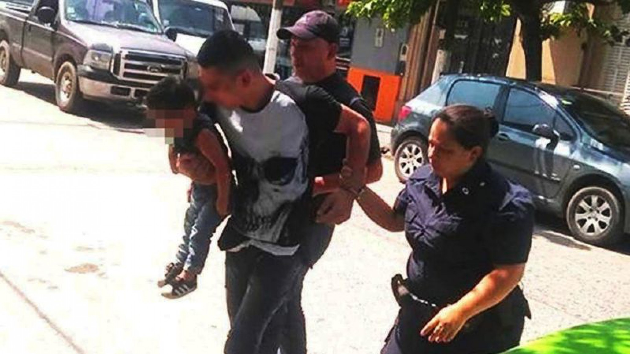 Salió de la cárcel hace tres días: robó un auto, escapó de la policía y usó a su hijo como escudo
