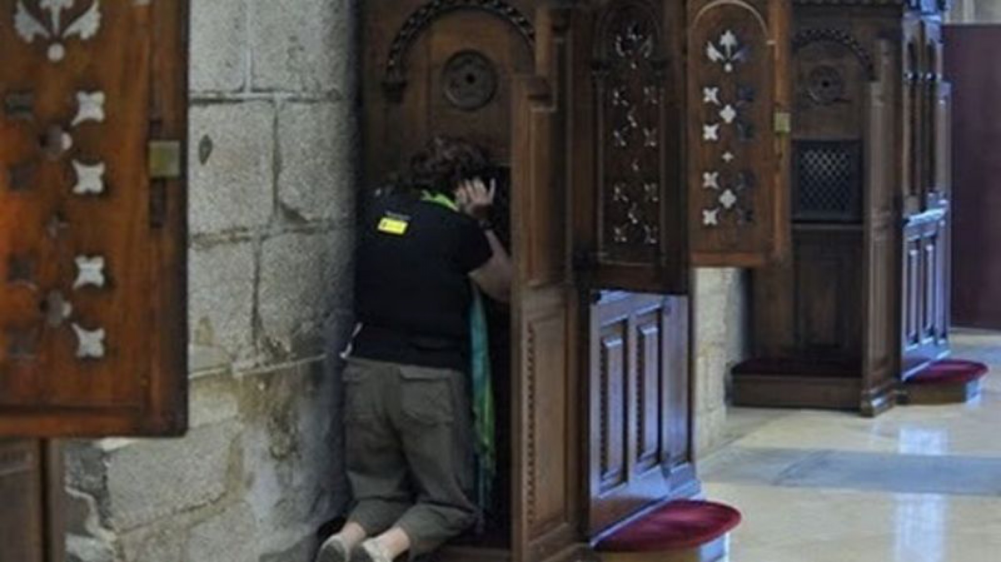 Mujer quiere denunciar a la Iglesia por revelar la confesión de violación de su marido