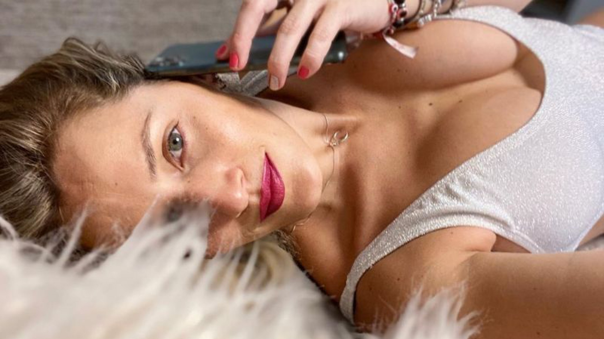 ¡Cuidado! Se le voló la remera a Mica Viciconte y casi queda en topless