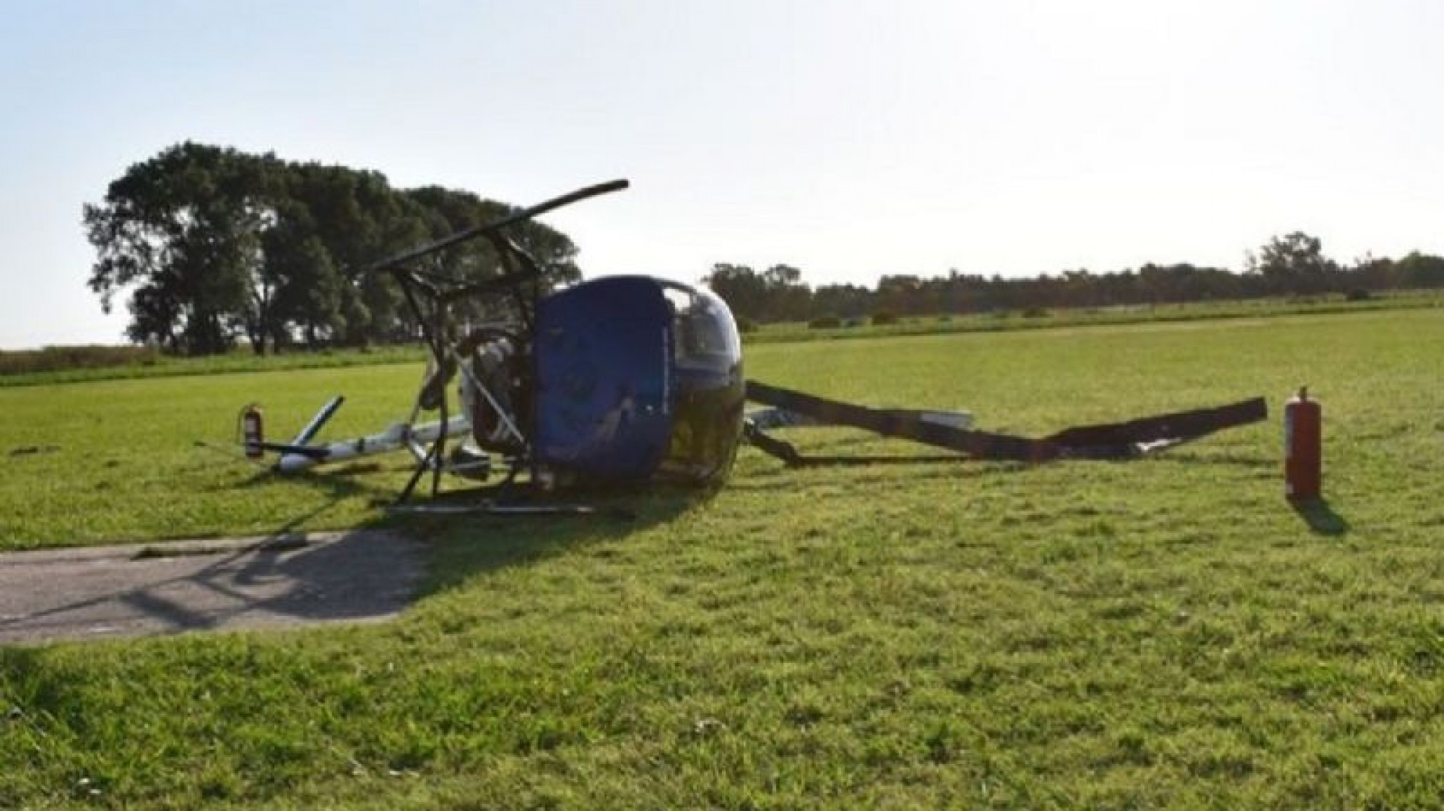 Santa Fe: Se estrella un helic髉tero en medio de una pr醕tica de vuelo