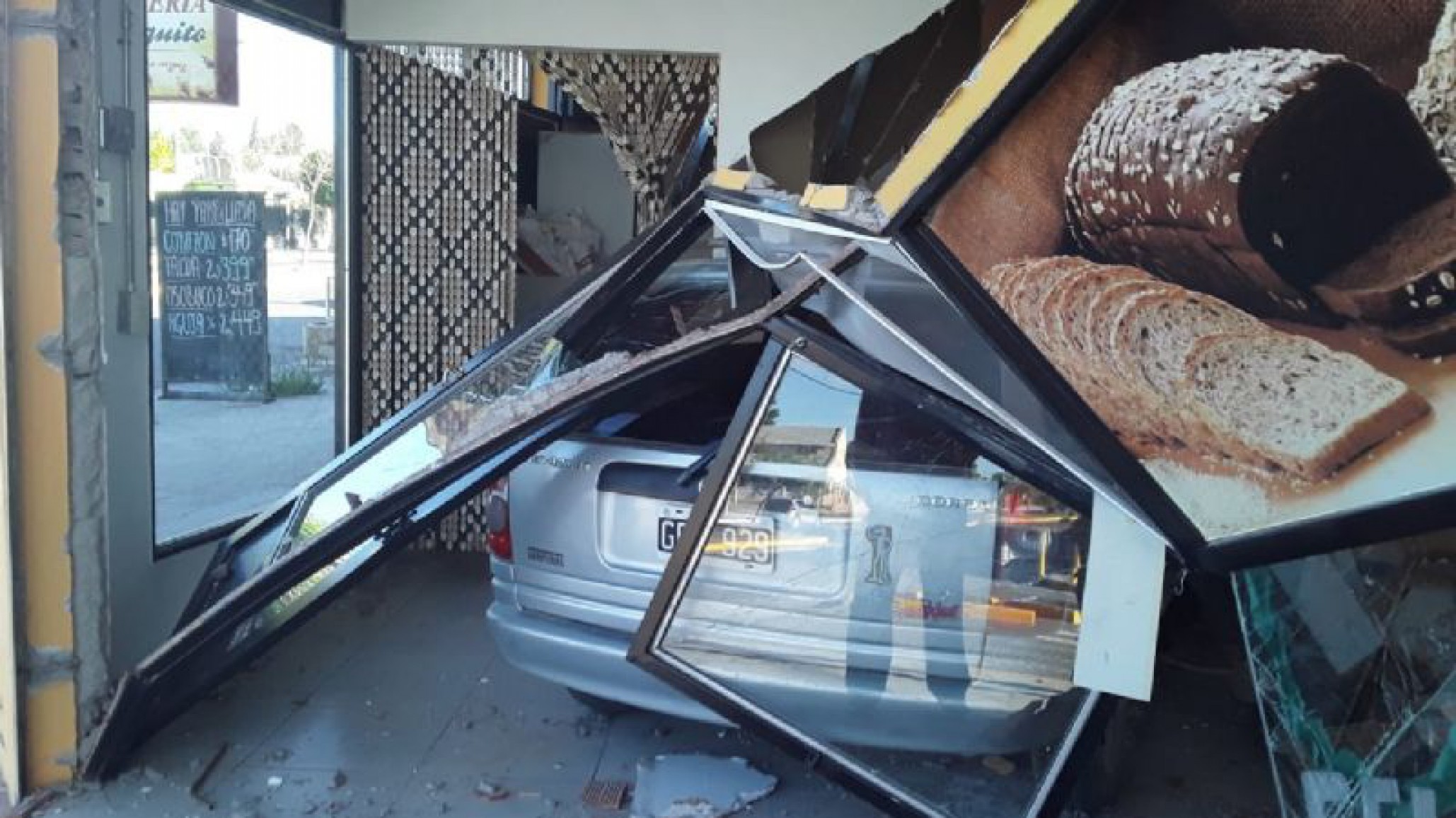 Madryn: Una joven manejaba alcoholizada, chocó y se metió adentro de una panadería