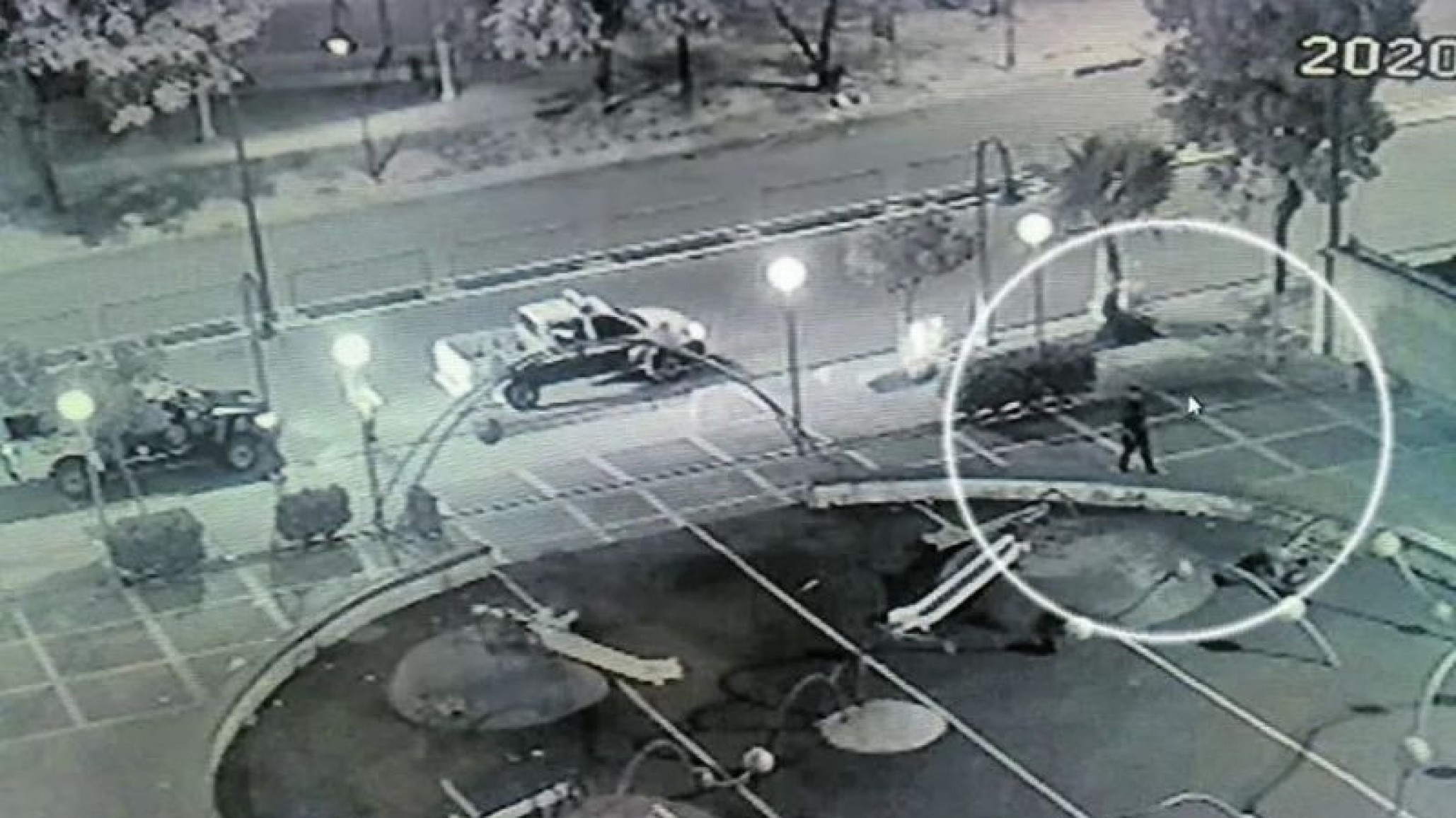 Horrible: violó a una mujer en una plaza después de drogarla y emborracharla