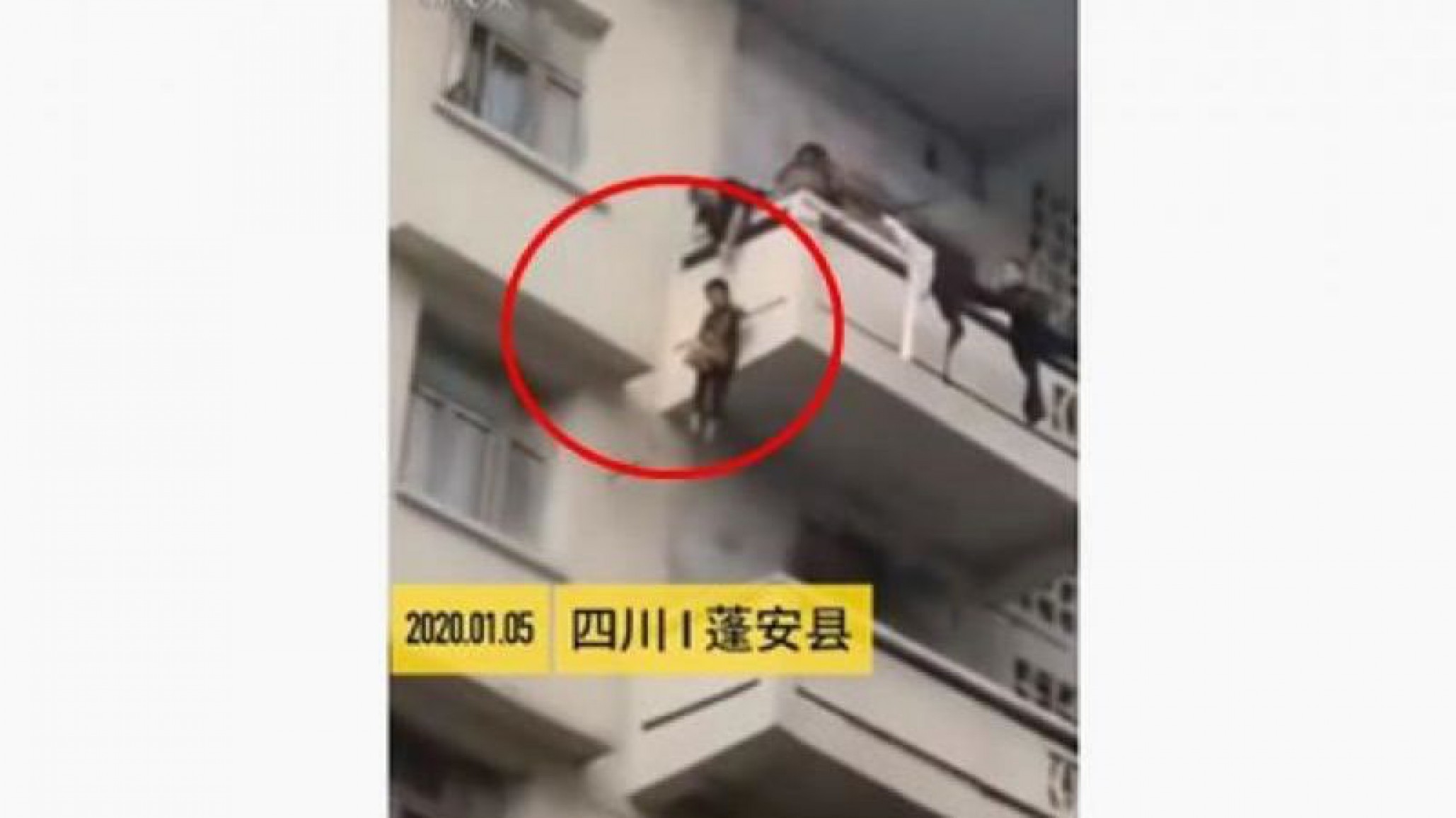 Indignante video en China: Una mujer cuelga a su nieto de 7 años de un quinto piso para rescatar a un gato