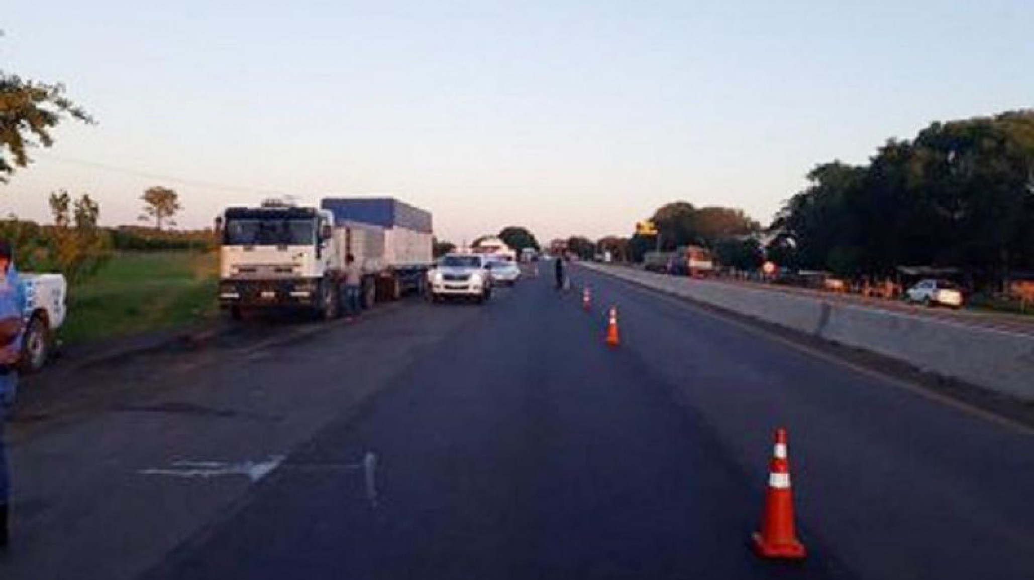 Chaco: Brutal siniestro, un motociclista pierde la vida instantáneamente tras colisionar contra un camión estacionado sin balizas