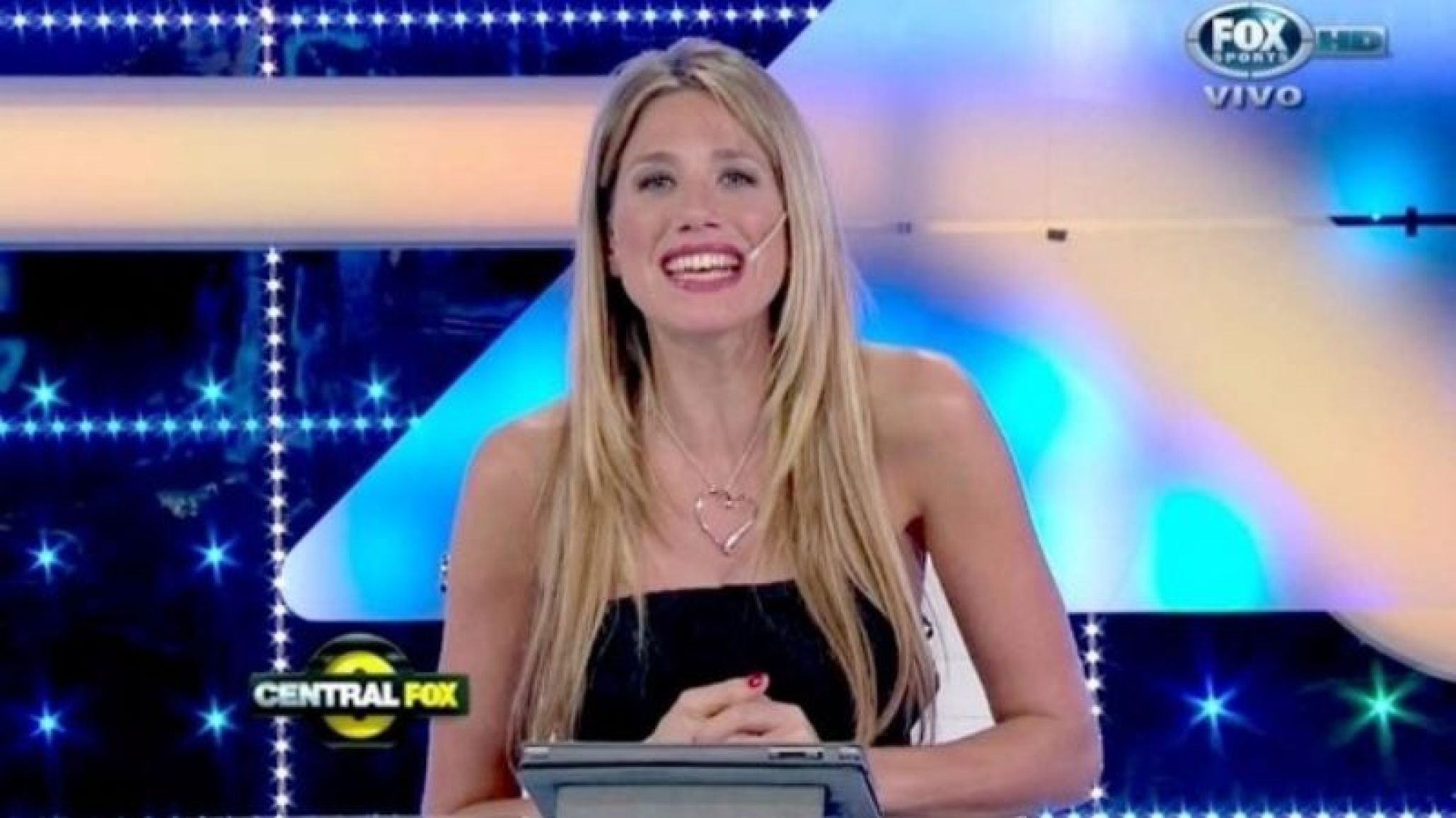 ¡No apto para cardíacos! Alina Moine posó con un bikini negro en un sillón y fue furor