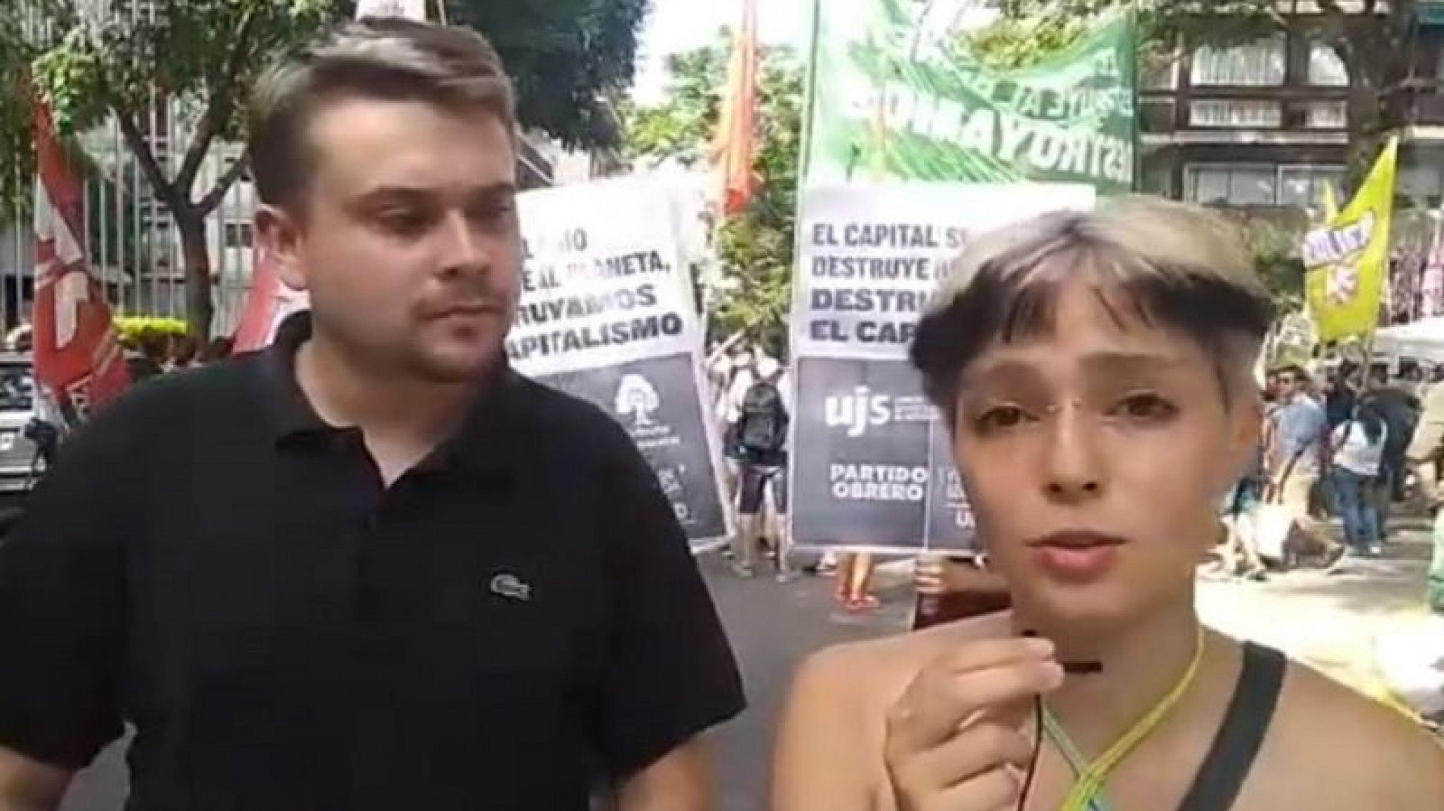 Piden acabar con el capitalismo que causó las llamas en Australia mientras usan remeras “Lacoste” y equipos sofisticados