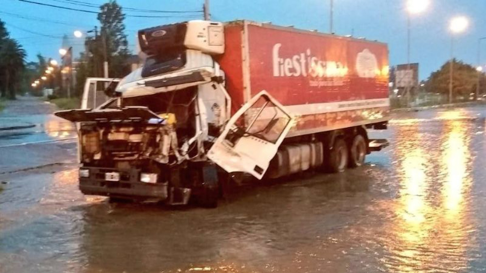 Tres heridos por el choque de dos camiones en la Autopista Panamericana