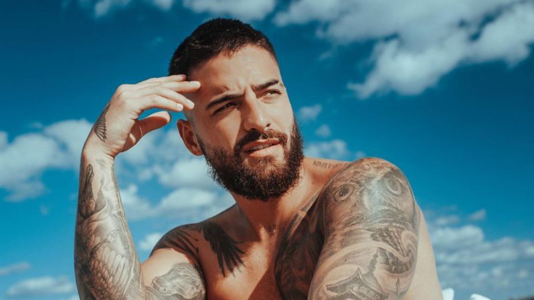 Maluma despertó y en medio de la nieve mostró sus impactantes abdominales